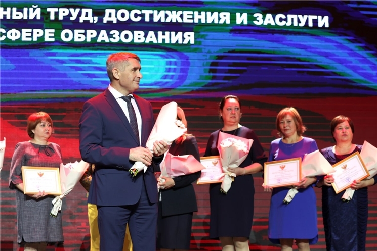 Чăваш Республикин Пуçлăхĕ Олег Николаев Вĕрентекен кунĕ ячĕпе саламлани