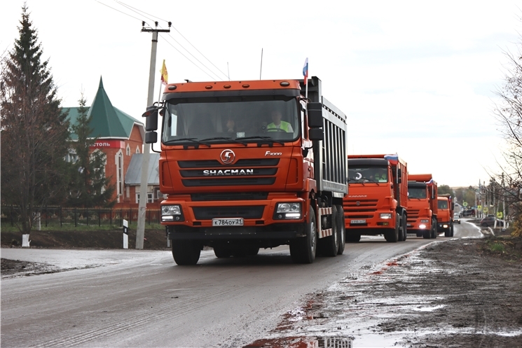 Олег Николаев Шăнкăртан салĕнчи асфальт сарнӑ ҫӗнӗ ҫула уҫнӑ