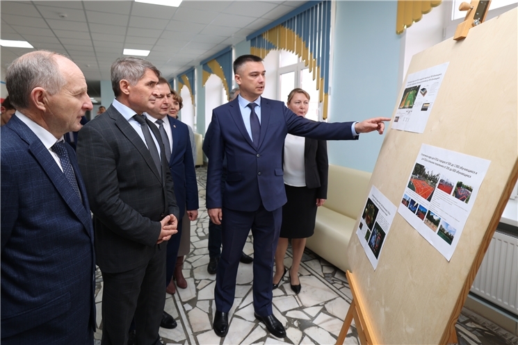 «Пӗтӗмӗшле вӗренӳ пайĕн инфратытӑмне май килнӗ таран  2026-мĕш ҫулччен ҫӗнетме тăрăшмалла», – тесе каланă Олег Николаев