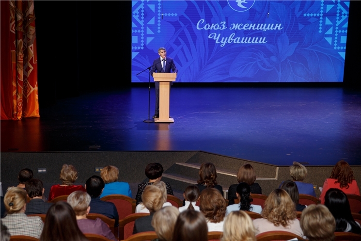 Олег Николаев Чӑваш Енри Хӗрарӑмсен юхӑмне нумай енлӗ обществӑллӑ ӗҫшӗн тав тунӑ