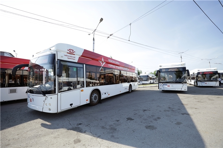 Чăваш Республикин Пуçлăхĕ Олег Николаев Автомобиль тата  хулари пассажир транспорчӗн ӗҫченӗн кунӗ ячӗпе саламлани