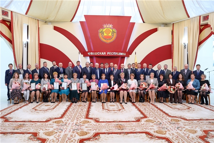 «Чӑваш Ен Правительстви ҫынсем ялта хăйсен кăмăлĕпе ĕҫлесе пурăнччăр тесе, вĕсене валли тĕрлĕ условисем туса пама тăрăшĕ», – тесе палăртнă Олег Николаев