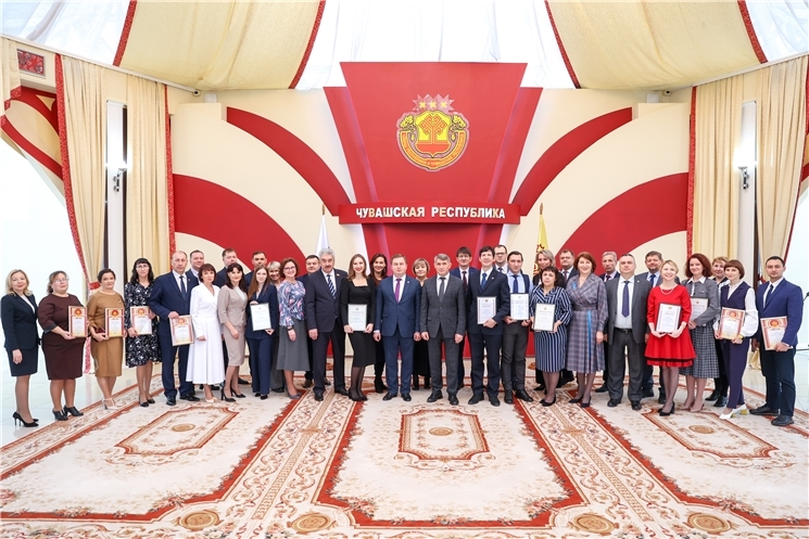 Чăваш Ен Пуҫлăхĕ Олег Николаев патшалăх тата муниципалитет служащийĕсене саламланă