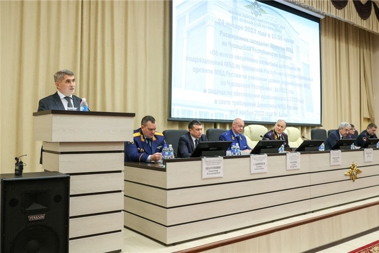 Олег Николаев Чӑваш Республикинчи Шалти ĕҫсен министерствин коллегийӗн анлӑ ларӑвне хутшӑннӑ