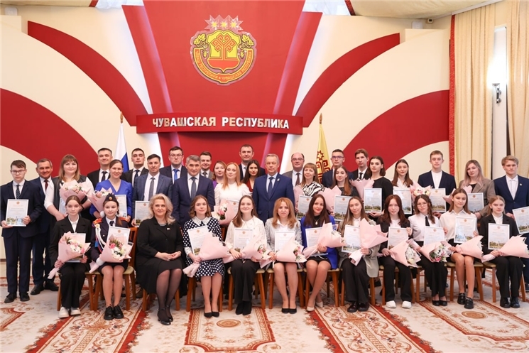 Студентсен кунӗнче Олег Николаев стипендиатсене – пысăк кăтартусемпе палăрнисене свидетельство  парса хавхалантарнă