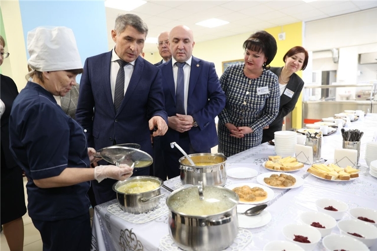 «Республикӑри  мĕнпур шкул ачисемшĕн пахалӑхлӑ вĕри апатпа тивĕҫтерессине йĕркелемелле», – тесе каланă регион Пуҫлăхĕ Олег Николаев