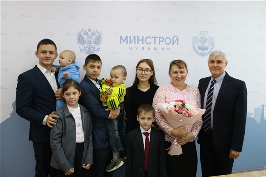 Первые жилищные сертификаты семьям с семью и более детьми вручил Павел Данилов