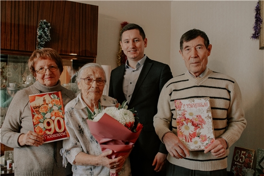 Сотрудники Минэкономразвития поздравили коллегу с 90-летием