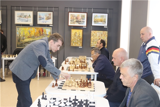 В Алатыре для проведения сеанса одновременной игры в шахматы побывал вице-чемпион  России по шахматам командного первенства России до 18 лет М.Н. Попов