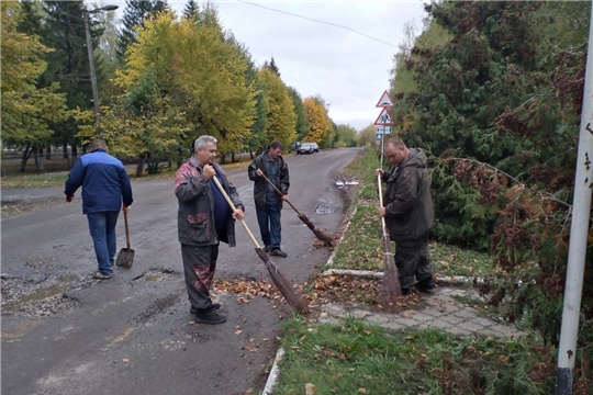 В рамках осенних мероприятий по санитарно-экологической уборке города Алатыря трудовые коллективы выходят на субботники