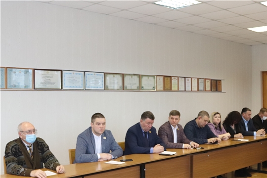 Обновленную структуру администрации города Алатыря представили депутатскому корпусу