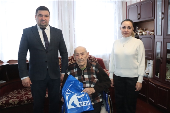 Ветераны Великой Отечественной войны в Алатыре получают новогодние подарки