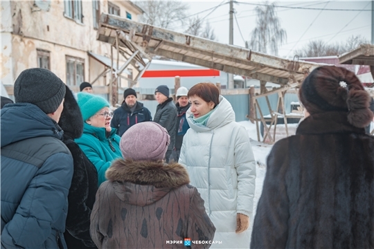 В Чебоксарах жители домов, признанных аварийными, проверили ход строительства будущих квартир