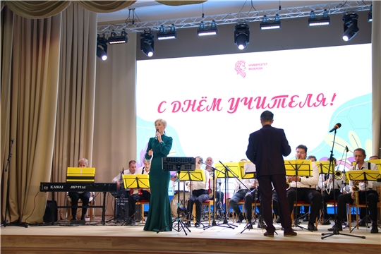 Концертно-духовой оркестр поздравил педагогов с праздником