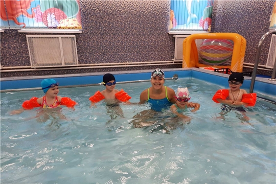 Юные чебоксарцы учатся плавать: в столице успешно реализуются муниципальные проекты