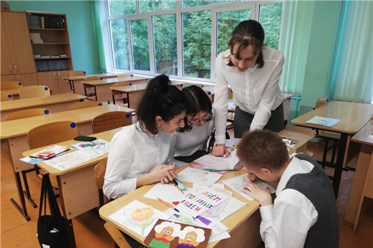 Столичные школьники поздравляют своих бабушек и дедушек с Днем пожилых людей