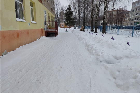 Очистка территорий школ и детских садов от снега (23.11.2022 г.)