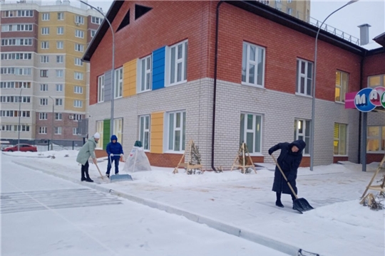 Территории школ и детских садов города Чебоксары оперативно очищаются от снега