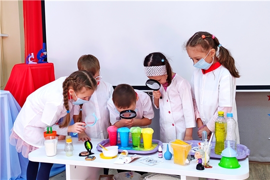 В детских садах проходит городской фестиваль "Маленькие шаги в большую науку"