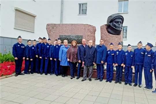 У памятника Андрияну Николаеву в Чебоксарах прошла торжественная церемония возложения цветов