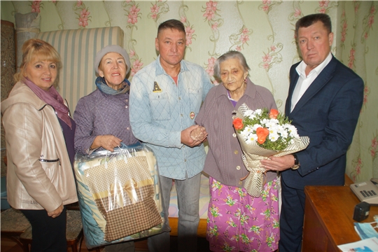 Поздравления с 90-летием принимает труженица тыла, ветеран труда Мария Краснова