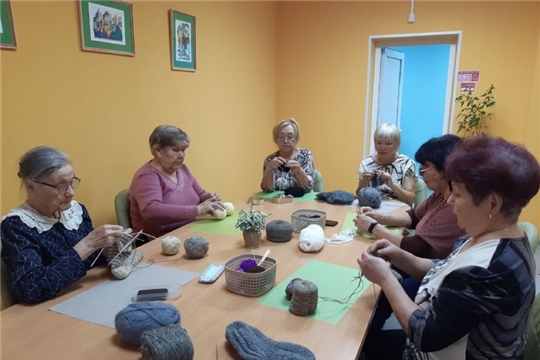 В Чебоксарах 91-летняя Тамара Гетманова вяжет носки для солдат