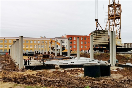Строительство крытого катка в Новом городе Чебоксар: идет монтаж металлокаркаса здания