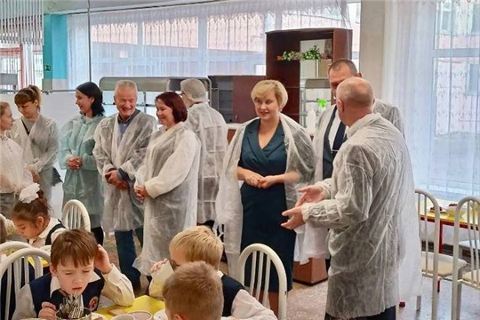 Родительская общественность и депутаты ознакомились с условиями организации питания в гимназии №46
