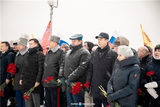 В День Героев Отечества в Чебоксарах возложили цветы в память о погибших воинах