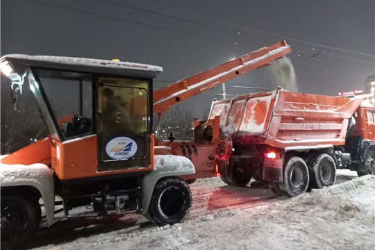 В Чебоксарах дорожники работают на максимуме, идет сильный снегопад