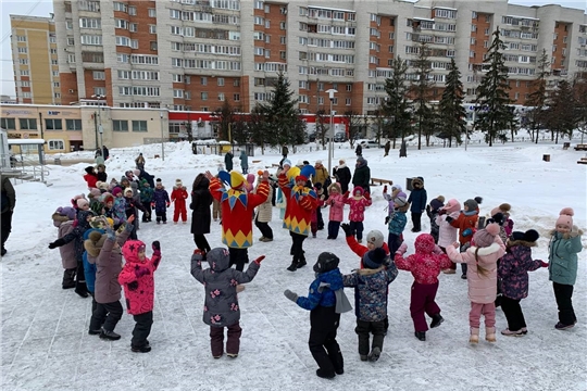 Свои огни зажгла новогодняя ёлка для жителей юго-западной части города Чебоксары