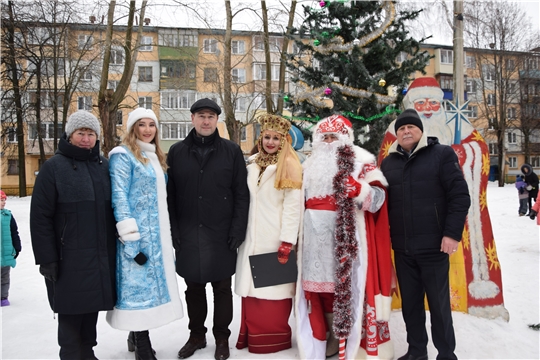 К Новому году в микрорайонах города Чебоксары состоялись дворовые праздники