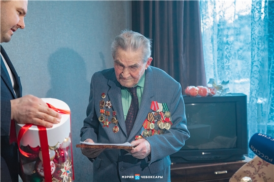Денис Спирин проверил ремонт в квартире ветерана Великой Отечественной