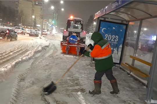 На чебоксарских дорогах устраняют последствия ночного снегопада