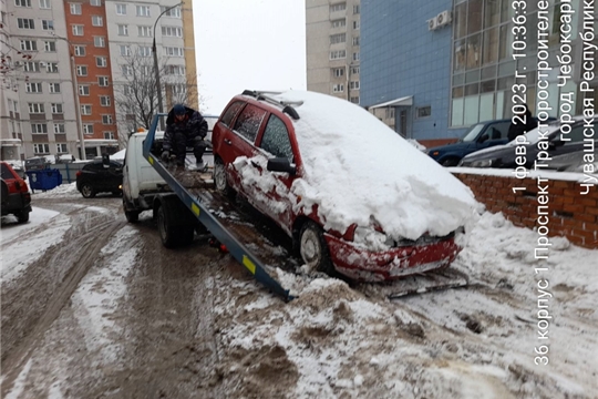 В Чебоксарах эвакуируют брошенные автомобили, которые мешают снегоуборке