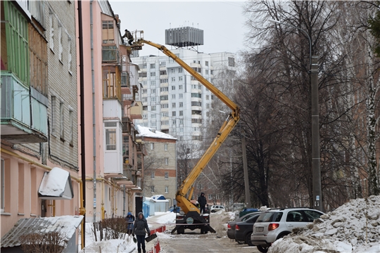 Жилищно-коммунальный блок г. Чебоксары проводит работу по очистке крыш зданий от снежно-ледяных образований