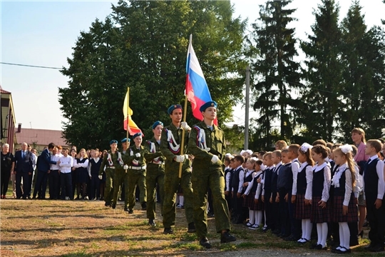 Еженедельно в школах города Канаш проходит церемония поднятия флага и исполнения гимна Российской Федерации