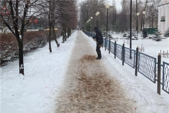 В городе Канаш в усиленном режиме ведется борьба с гололедом