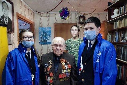 Волонтеры города Канаш поздравили Владимира Васильевича Рожкова, ветерана Великой Отечественной войны, с наступающим Новым Годом