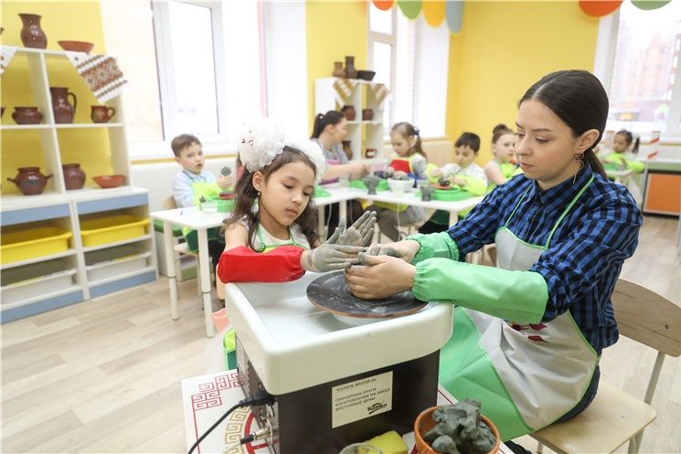 Олег Николаев поздравляет с Днем воспитателя и всех дошкольных работников