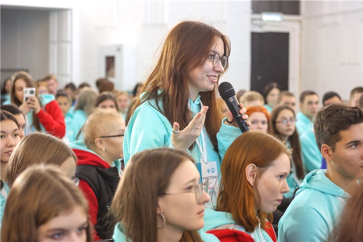 Олег Николаев открыл Межрегиональный молодежный образовательный форум «МолГород-2022»