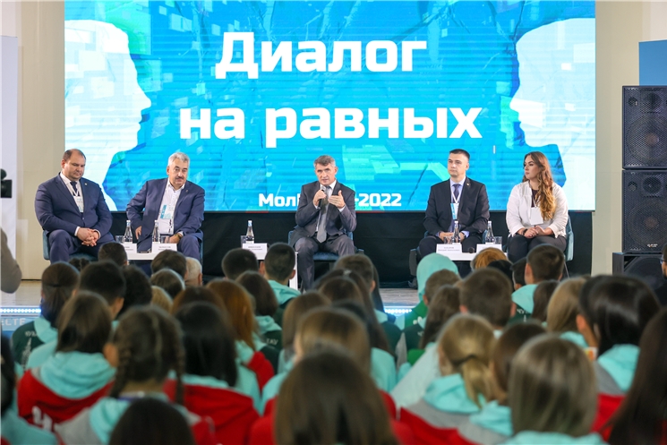 Олег Николаев "МолГород–2022" регионсен хушшинчи вӗренӳ форумне уҫнӑ