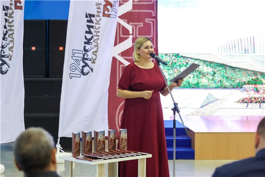 В Чувашии увидела свет книга «За нами отчий дом. Умра Сăр чикки – хыçра тăван кил»
