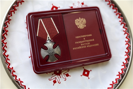Глава Чувашии передал Орден Мужества семье погибшего во время спецоперации Сергея Стонового