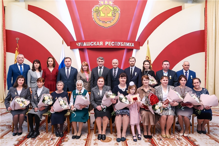 Трем семьям Чувашии Олег Николаев вручил медали ордена «Родительская слава»