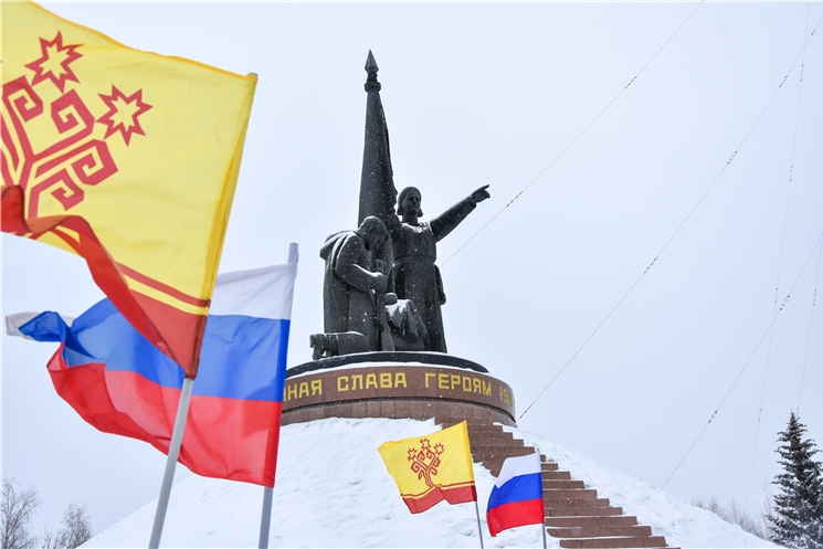В  День Героев Отечества возложили цветы к Монументу Славы