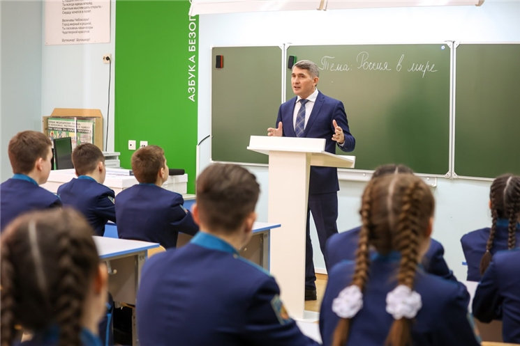 Олег Николаев провел урок «Разговоры о важном» в Чувашском кадетском корпусе 