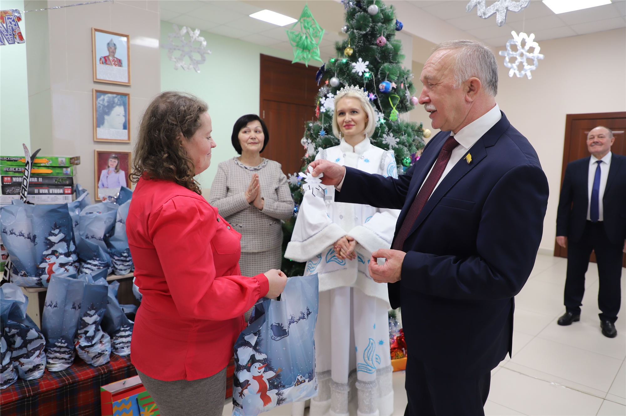 Депутат Юрий Попов исполнил мечту девочки из Яльчикского района |  27.12.2022 | Чебоксары - БезФормата