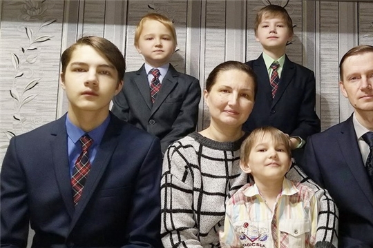 Семья педагогов Зайцевых из Шумерли удостоена медали ордена «Родительская слава»