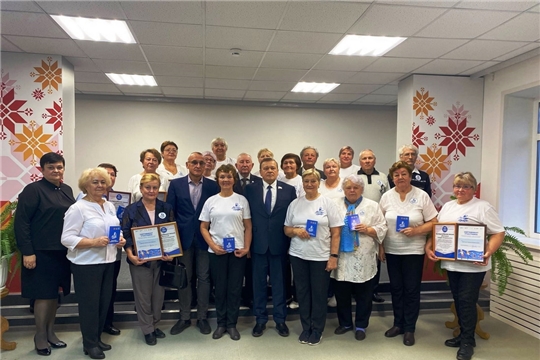 В Шумерлинском комплексном центре социального обслуживания населения впервые вручены личные книжки «серебряным» волонтерам